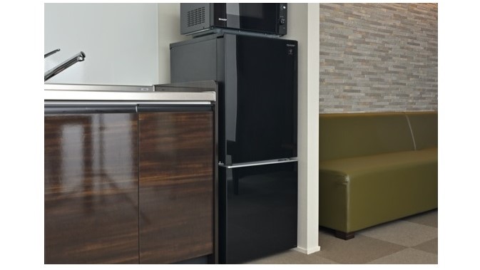 冷蔵庫（全客室に設置）｜上段：冷蔵庫　下段：冷凍庫
