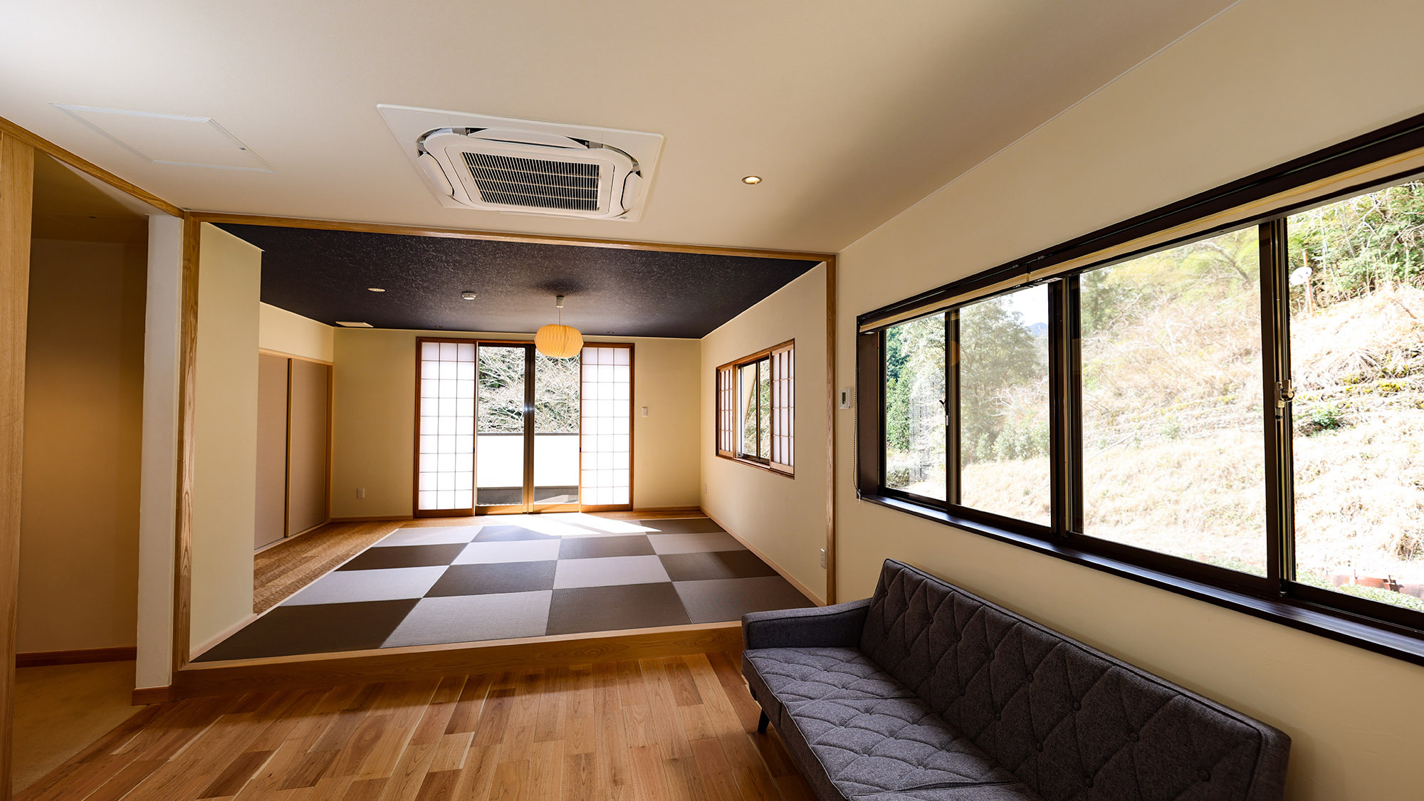 ・【客室（hoshiyama）】小上がりの畳スペースがある和洋室