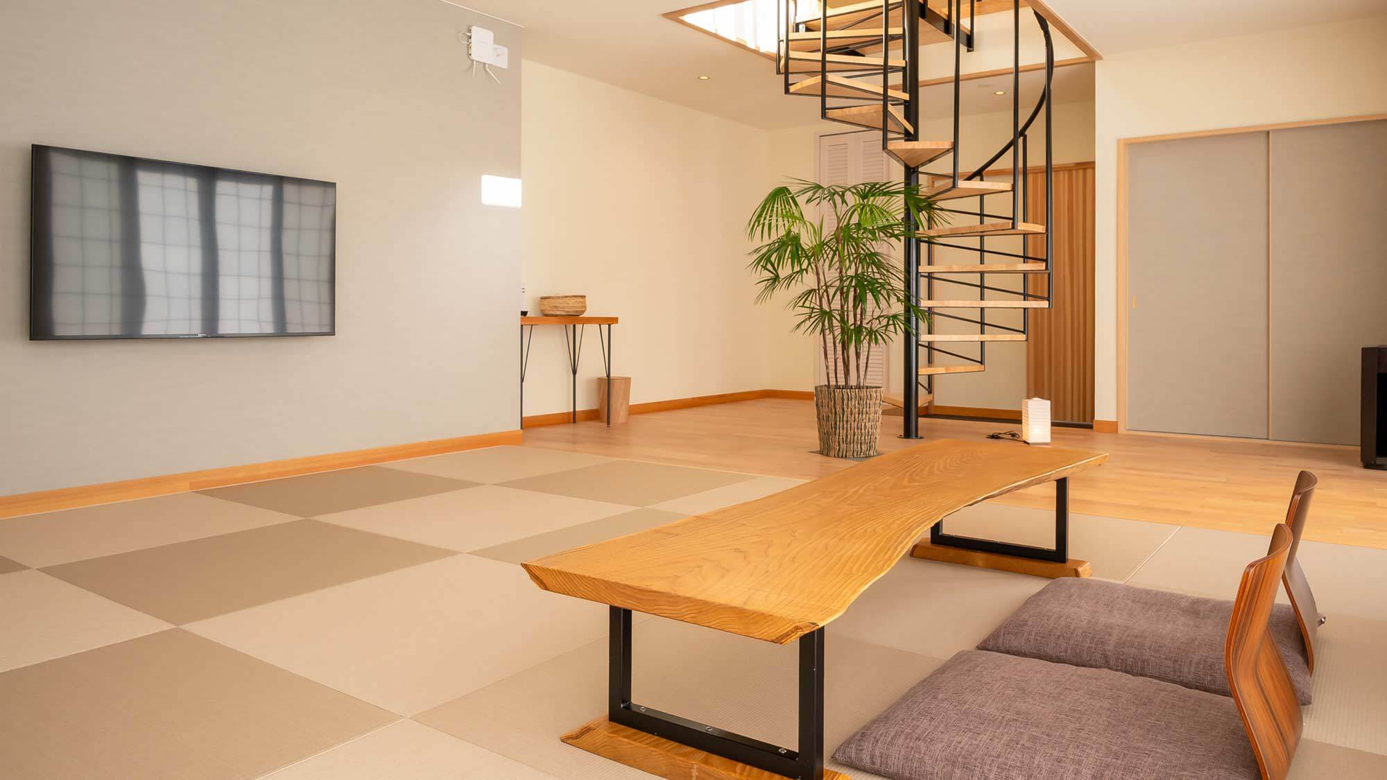 ・【客室（Komorebi）】らせん階段のあるメゾネットタイプのお部屋