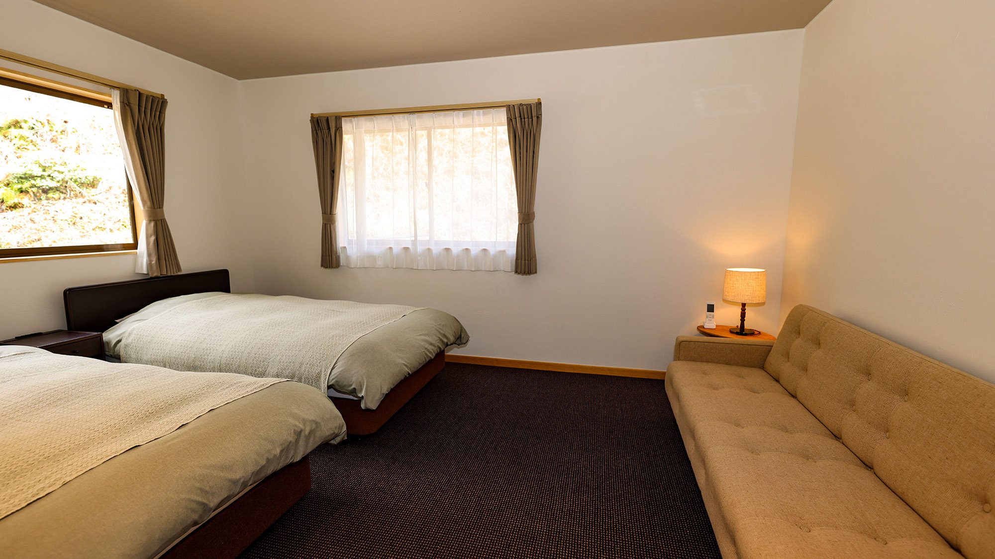 ・【客室（Komorebi）】2階の寝室には広々ベッドを2台設置