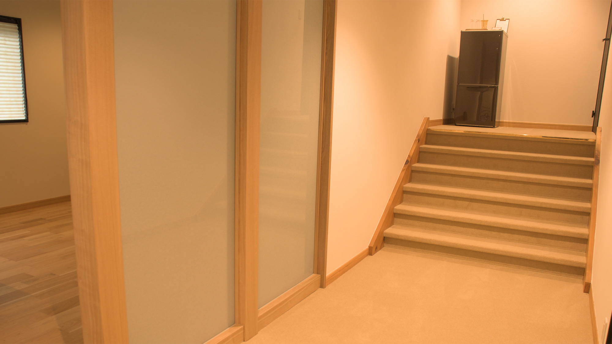 ・【客室（hoshiyama）】室内の階段を上がると右手側にお手洗いがございます