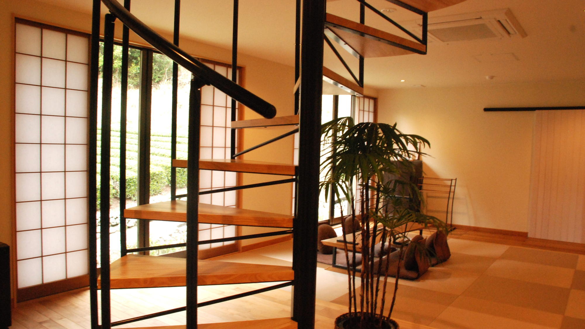 【Komorebi】窓からはお茶畑を見渡すことができます。