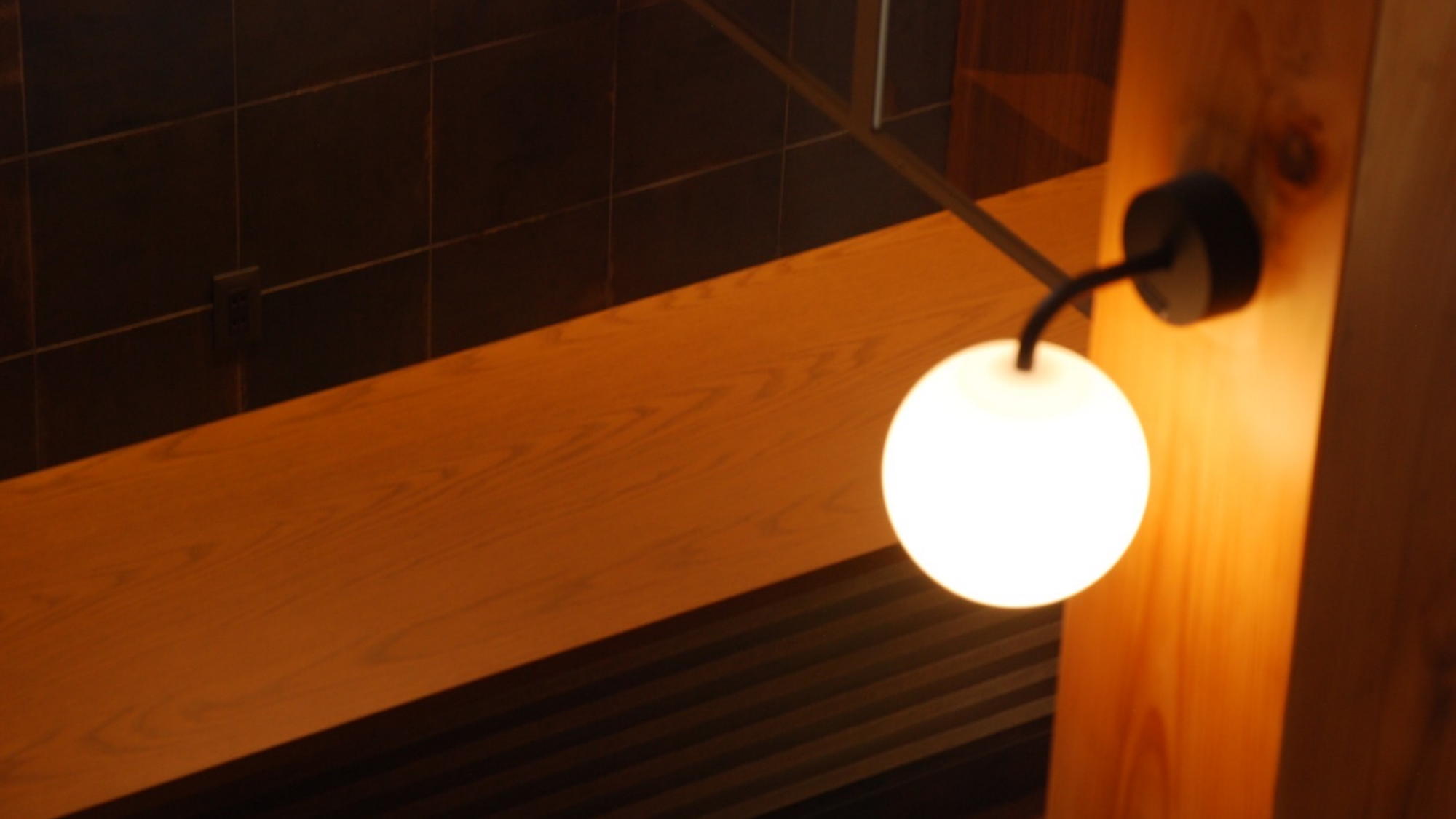 【エントランス】丸いお月様のような照明で館内を優しく照らします。