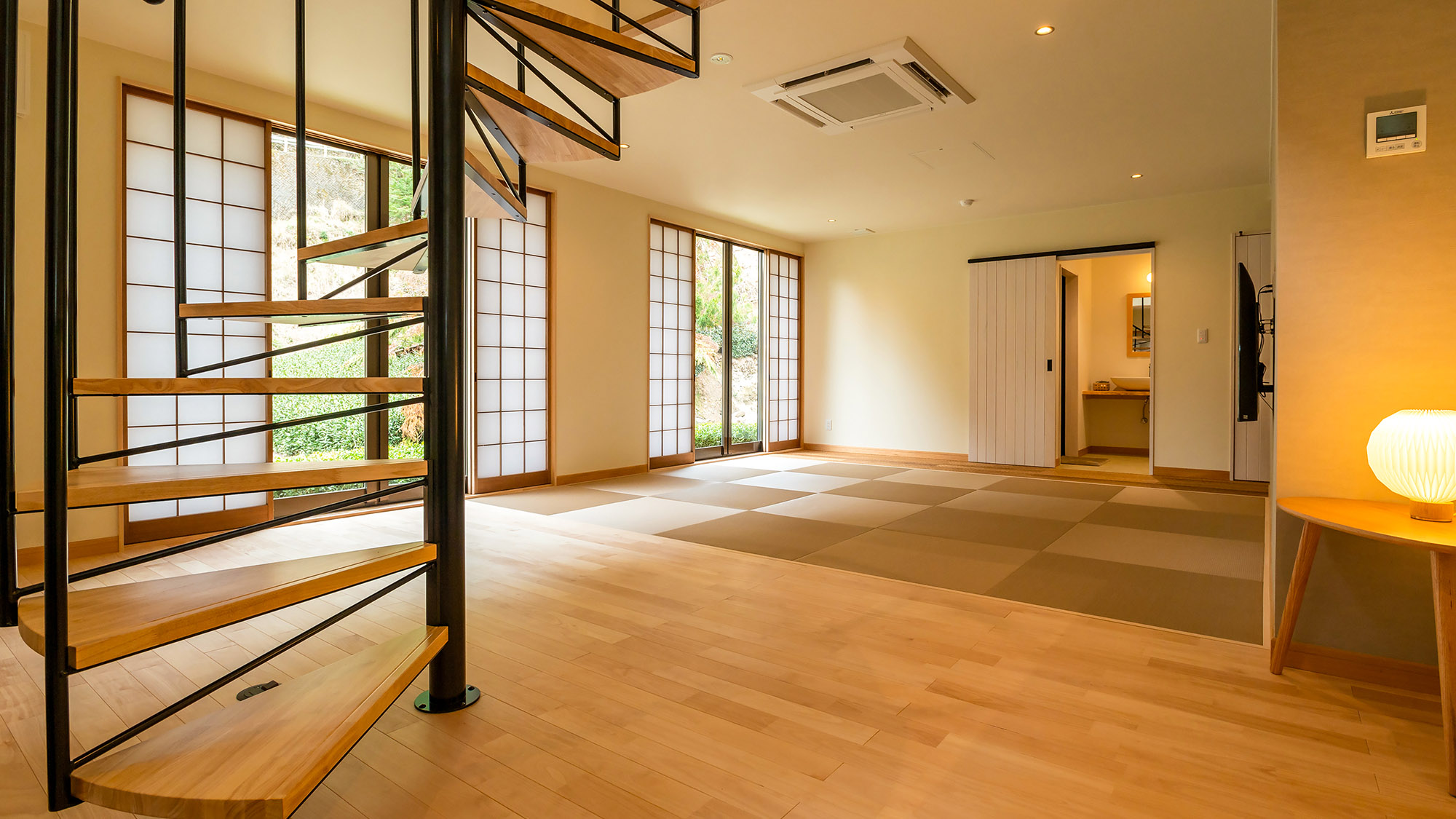 ・【客室（Komorebi）】螺旋階段のあるメゾネットタイプのお部屋