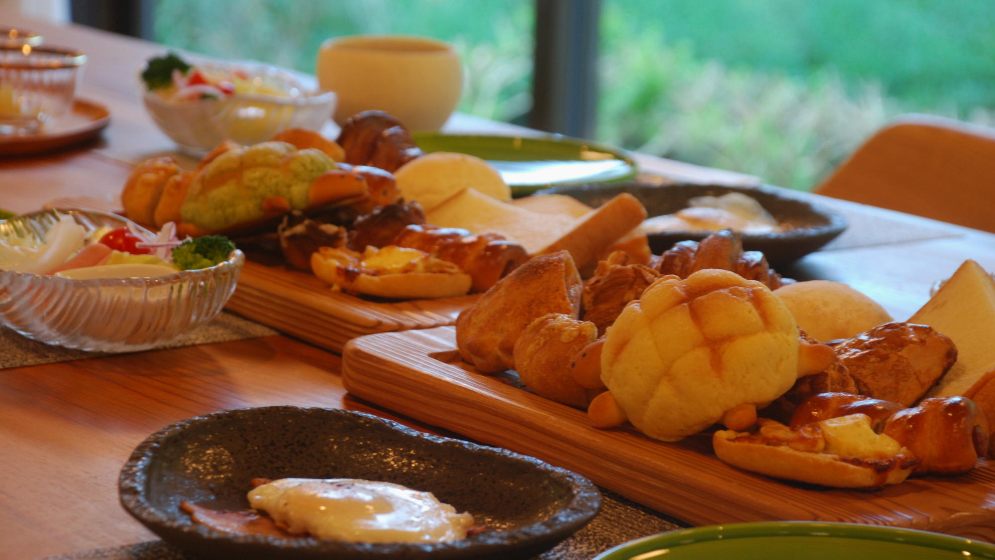 【洋朝食一例】森の緑と空の青に囲まれた清々しい空気の中で、上質なひとときをお過ごしください。