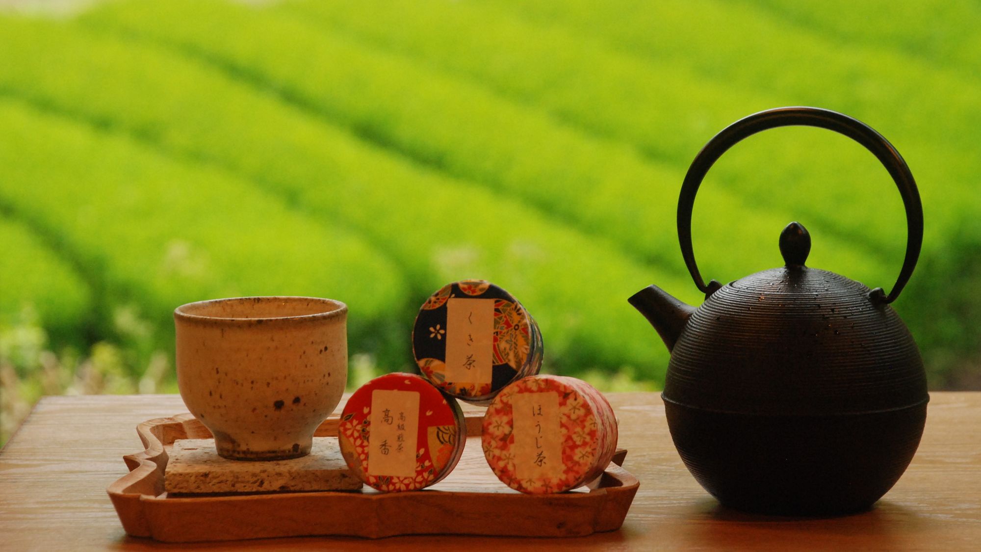 【自家製のお茶】お茶3種（高級煎茶・くき茶・ほうじ茶）をお部屋にご用意しております。