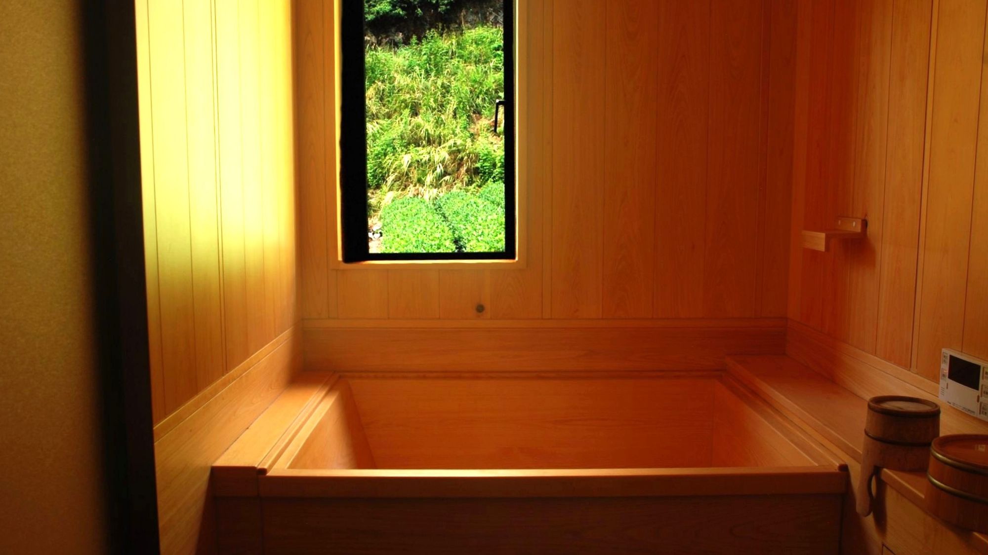 【檜風呂】相沢川の源流よりそそがれる清らかな山の水を使用しており、肌触りの良いまろやかな水質です。