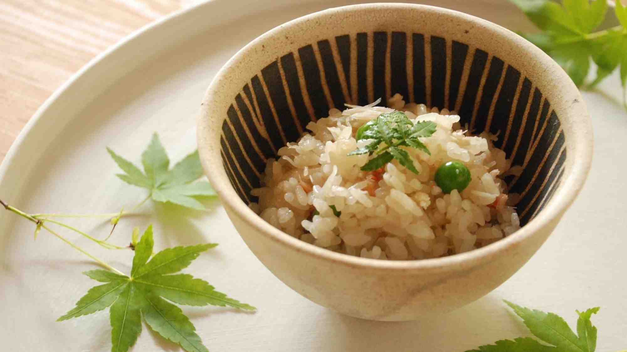 【お食事一例】鰹と昆布の旨みが凝縮した出汁に、ずわい蟹の甘みが詰まった　ずわい蟹の炊き込みご飯 