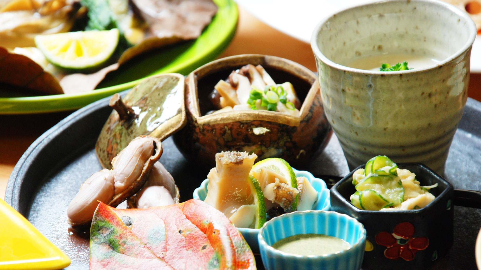 【お食事一例】地域の生産者より直送される野菜を中心に、静岡の豊富な山海の幸を取り入れた創作料理。
