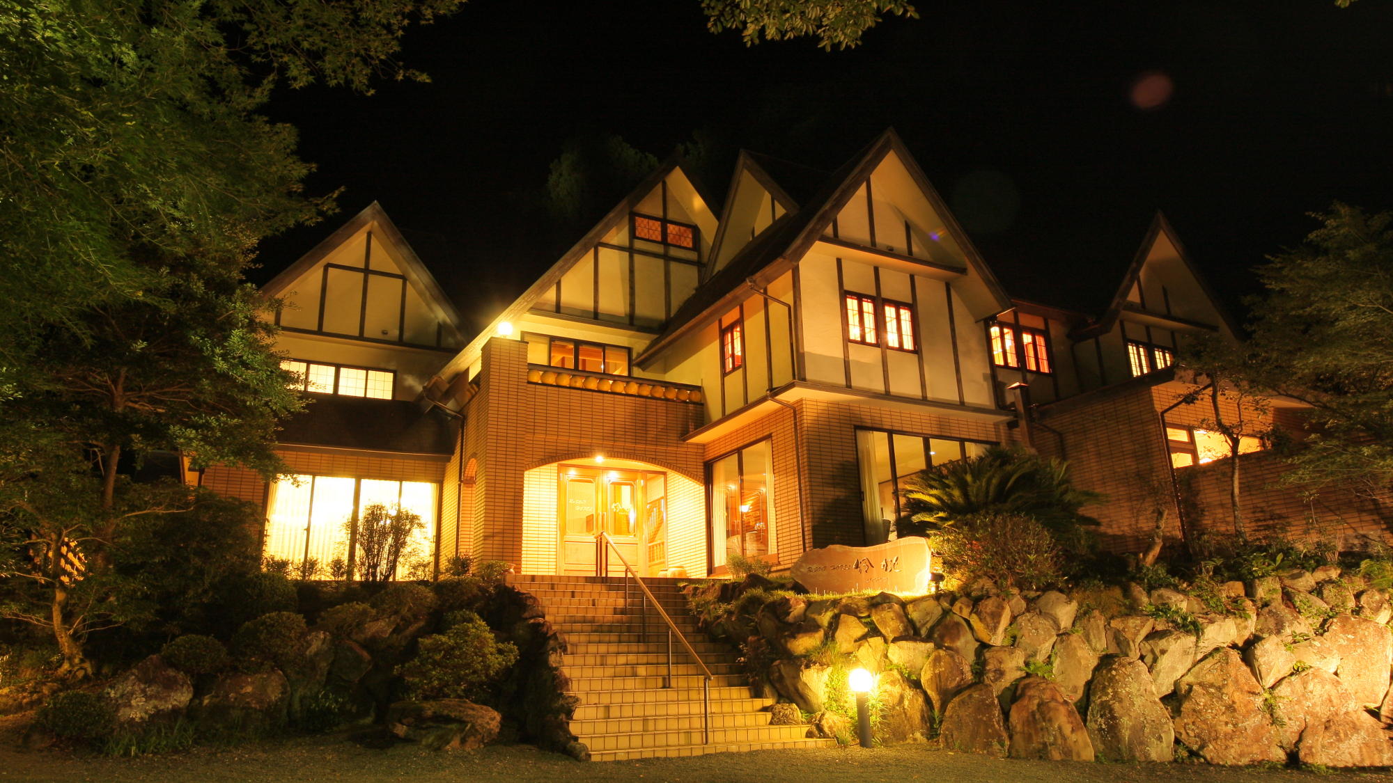 【外観】夜は昼間と違った風景をご堪能いただけます。