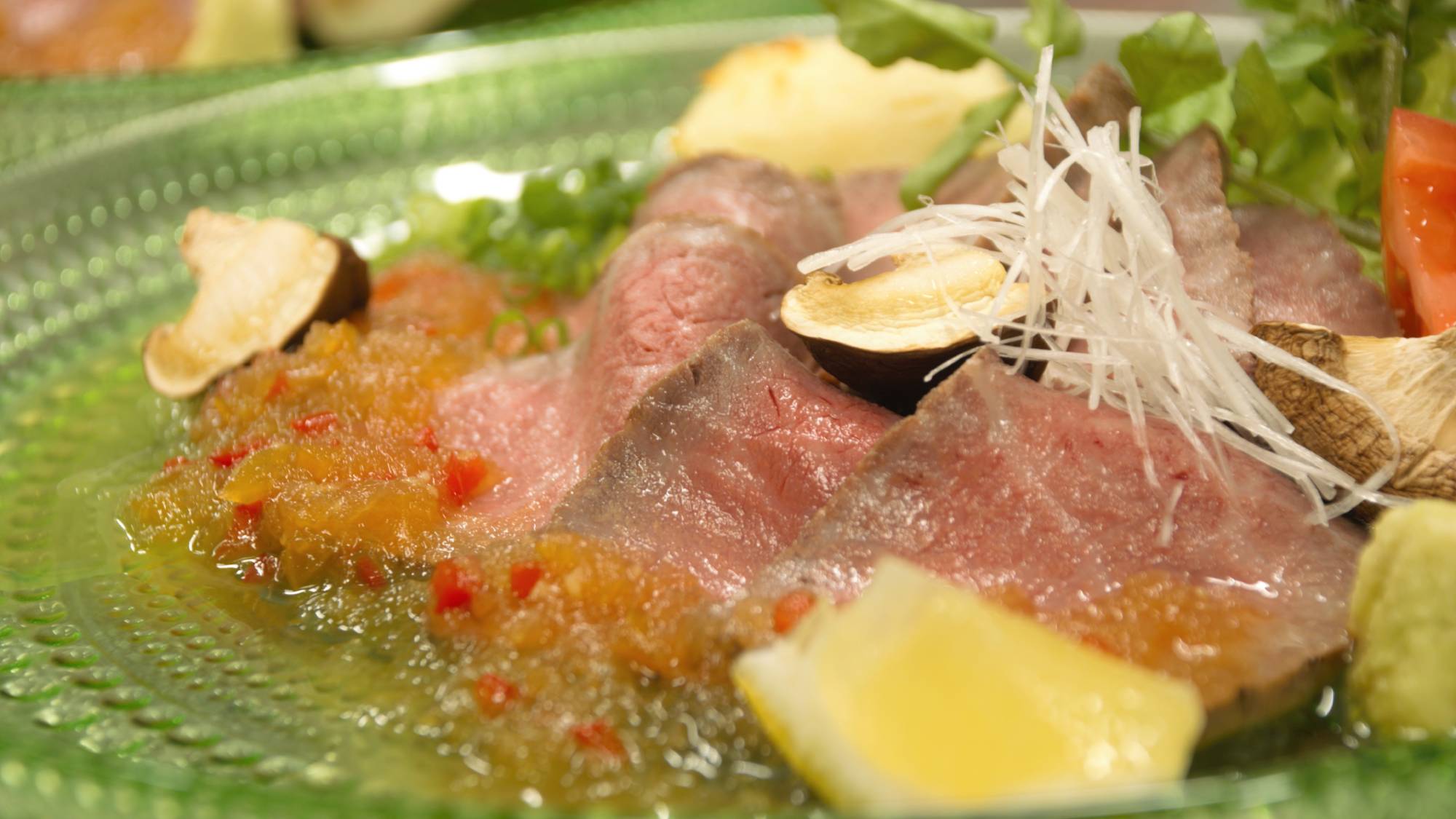 【ローストビーフ】お肉選びからこだわった静岡産和牛のローストビーフを自家製オリジナルソースで愉しむ。