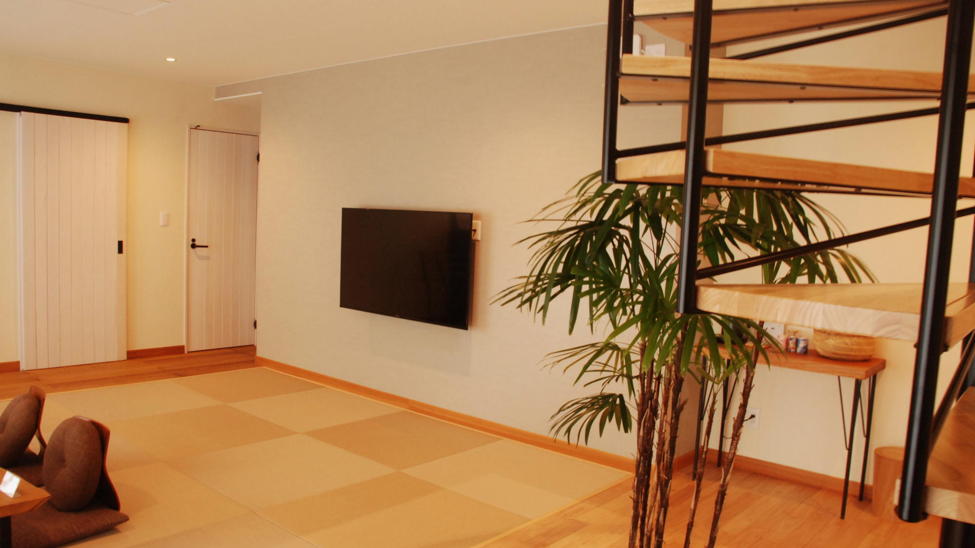 【Komorebi】huluやNetflixなど動画配信サービスを客室内のTVでご視聴いただけます。