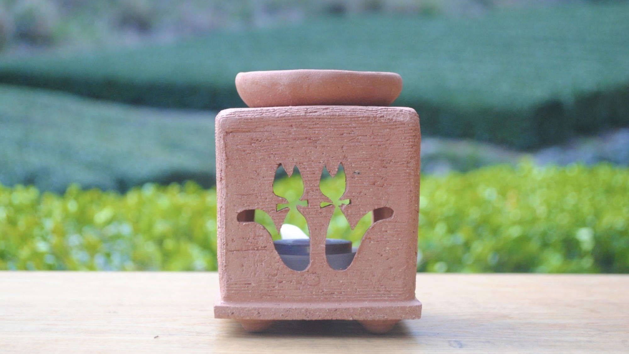 【エントランス】茶香炉を焚き、お茶の香りに包まれた空間でリラックスしておくつろぎいただけます。