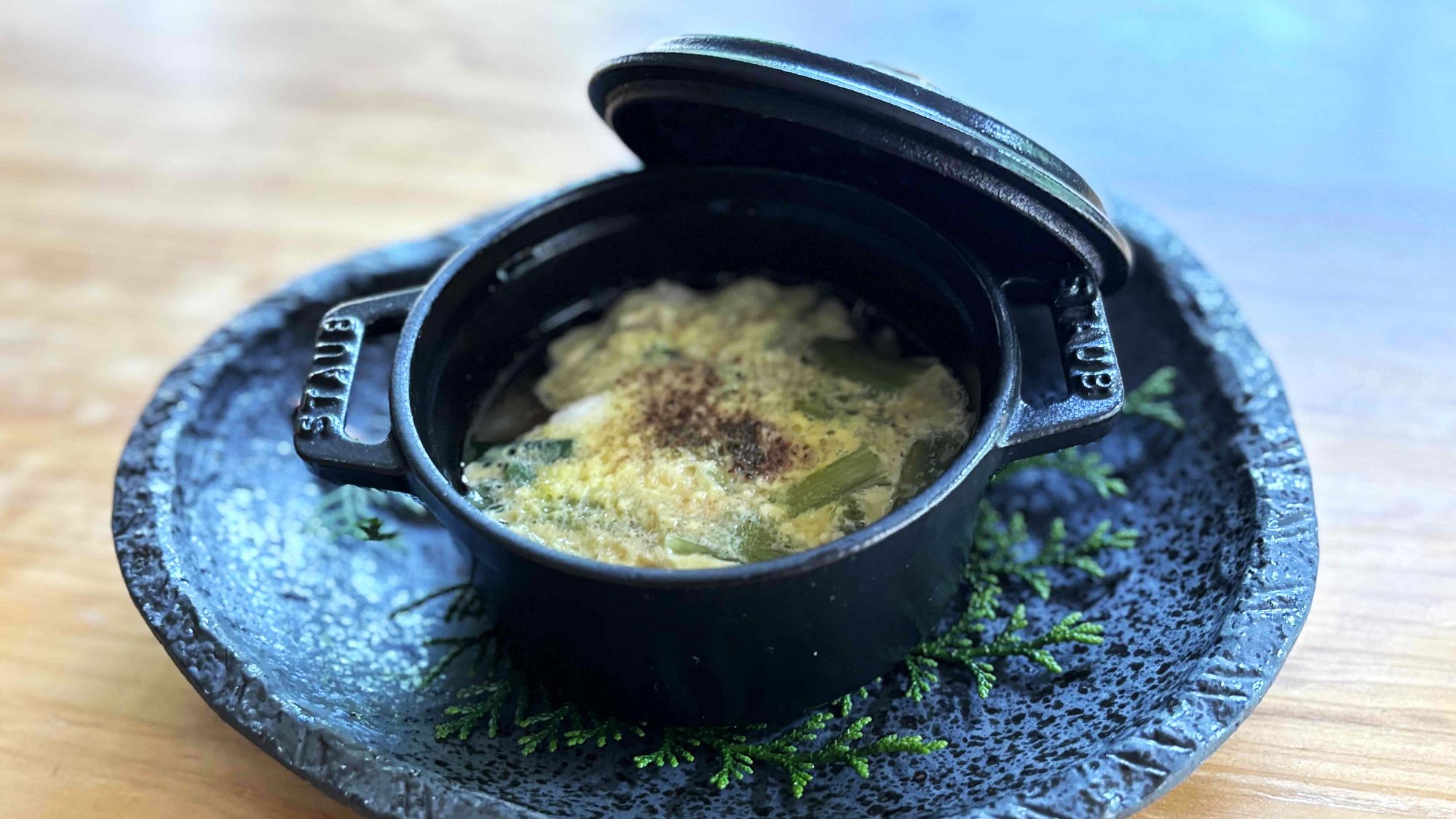 【お食事一例】弾力があり旨味が凝縮した味わいの、駿河軍鶏とわけぎの卵とじ