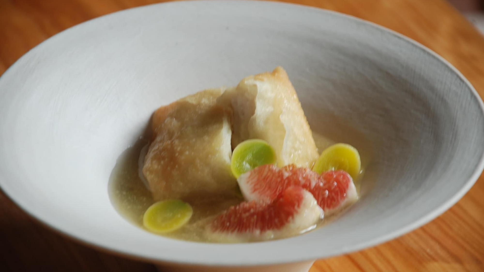 【お食事一例】パリパリに揚げた春巻きとモチモチとした胡麻豆腐　朝採りいちじくの甘さがとても合います。