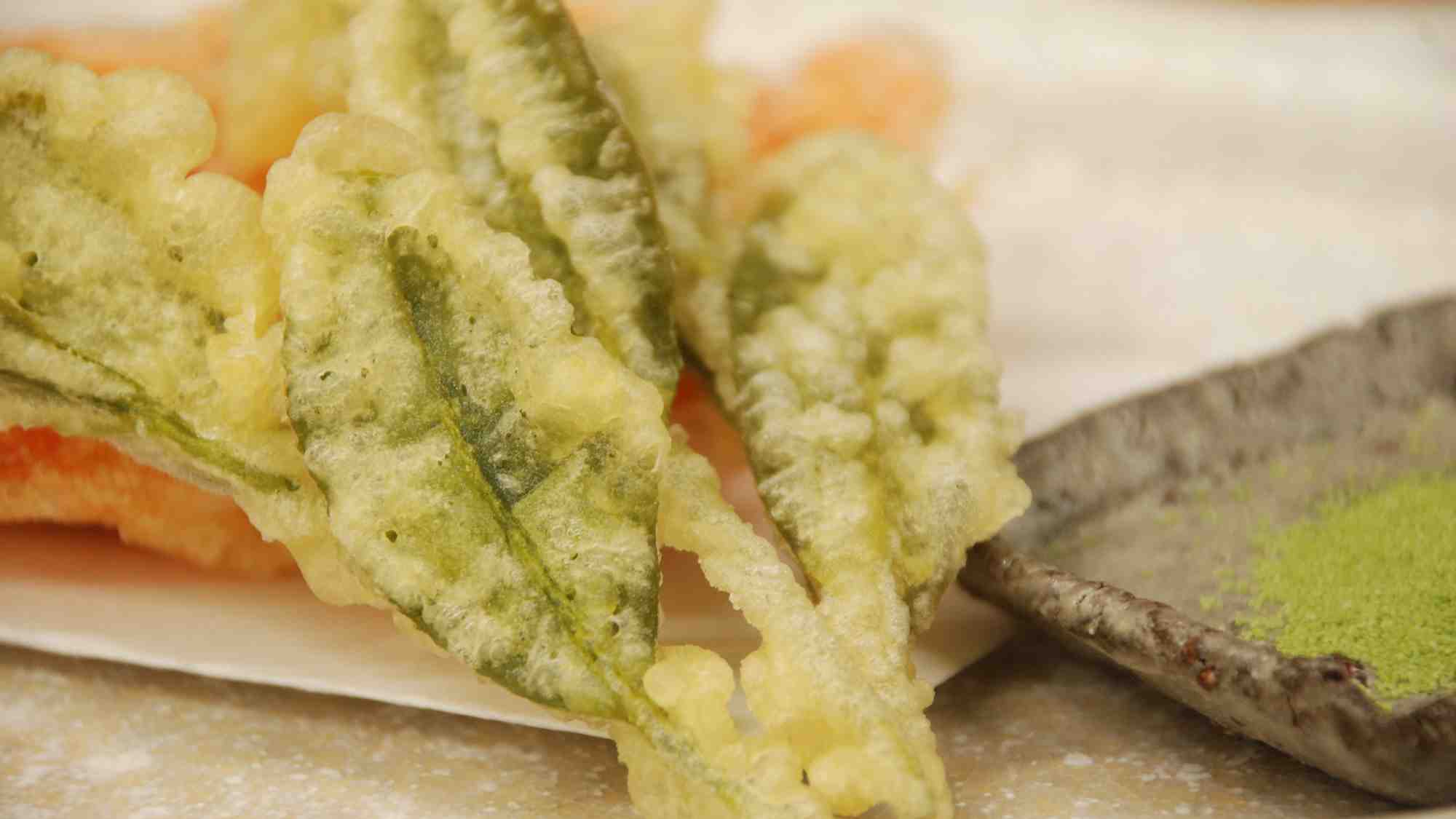 【お食事一例】新茶の新芽を天ぷらに　5月の新茶収穫時期の数日のみ、お出しできる貴重な一品です。