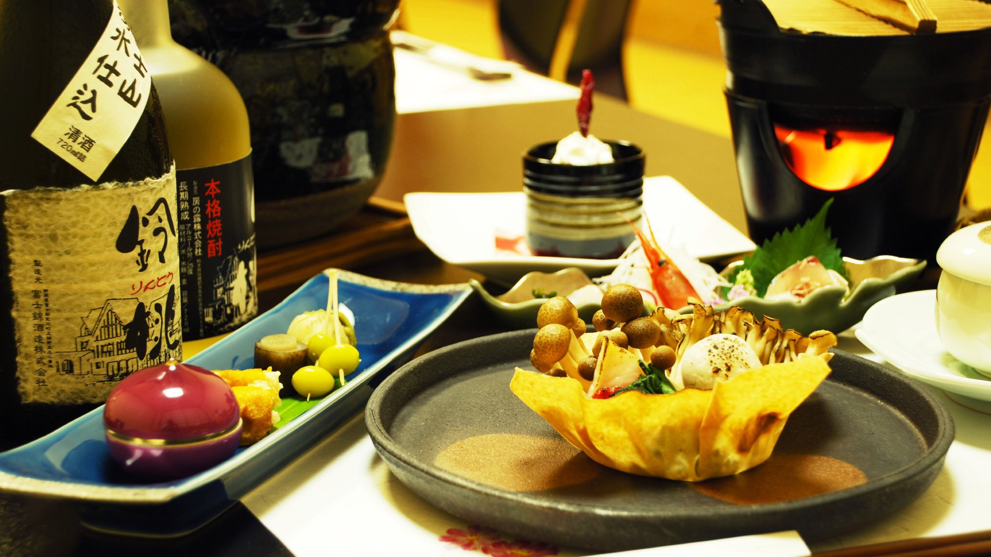 【お食事一例】季節のお料理と合わせて、鈴桃オリジナル冷酒をご堪能ください。