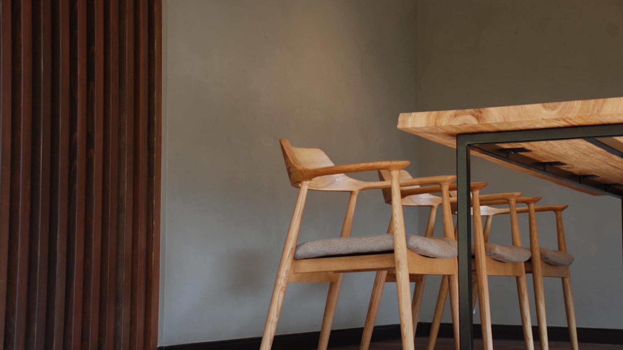 【ラウンジダイニング】切り出した１枚のヒノキの木が、立派なダイニングテーブルへ生まれ変わりました。