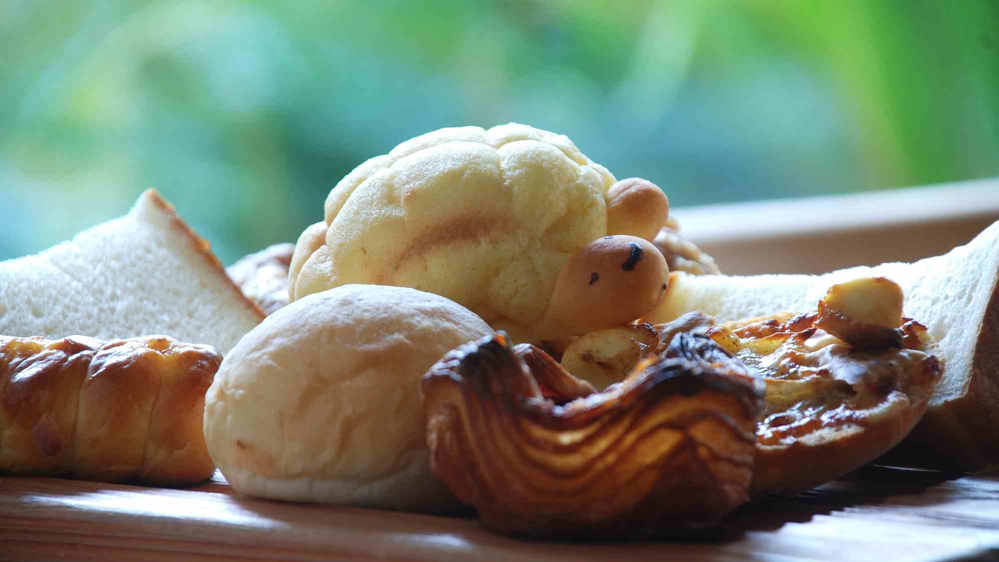 【洋朝食プラン】静岡市街の人気店＜パンサンジュ＞のボリュームたっぷりのパンをご用意しております。