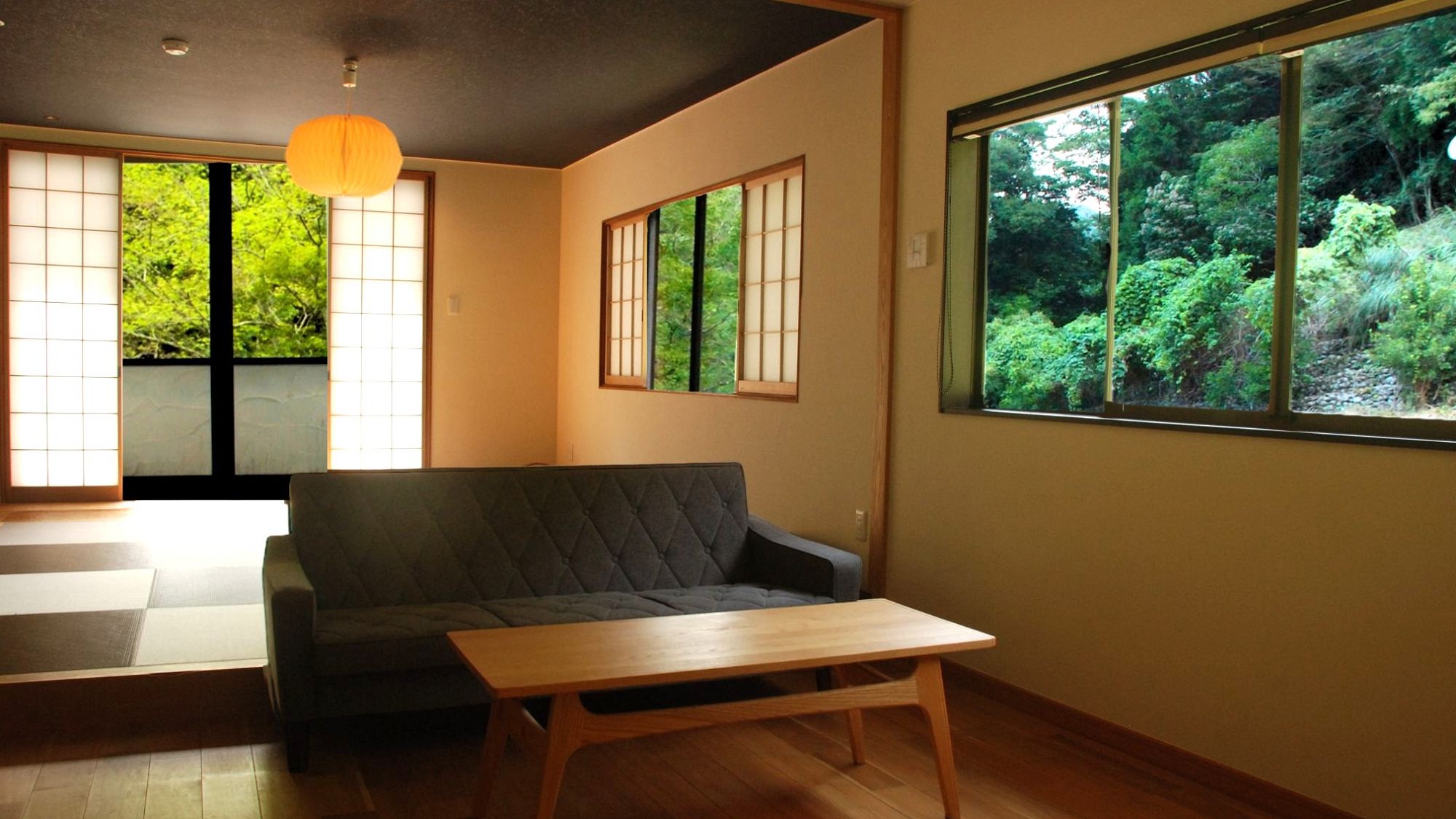 【Hoshiyama】部屋の明かりを落とし、寝室に寝転び窓から空を見上げると山の谷間に煌めく星空。