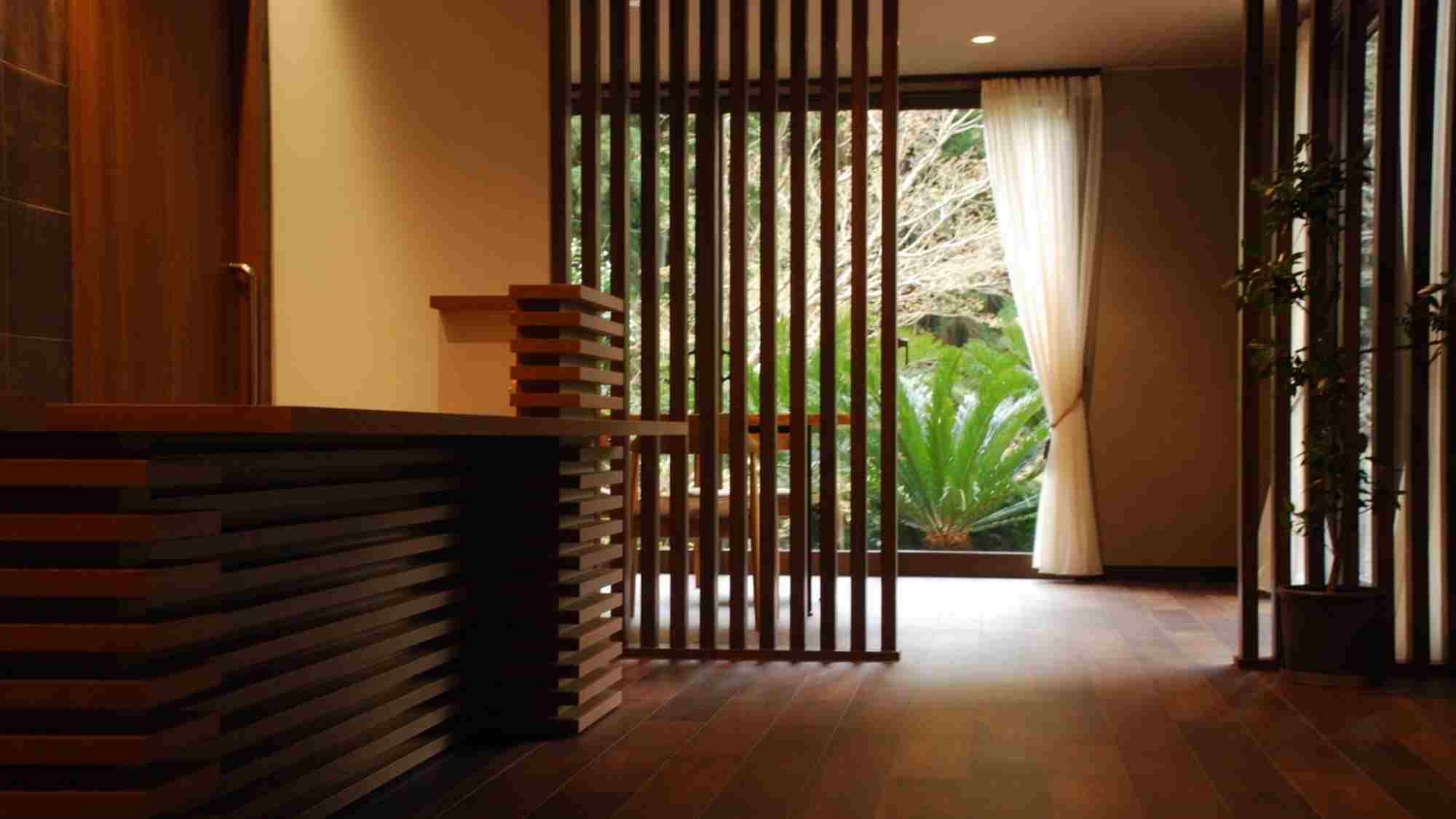 【ラウンジダイニング】お茶畑やせせらぎの小川が 一望できます。