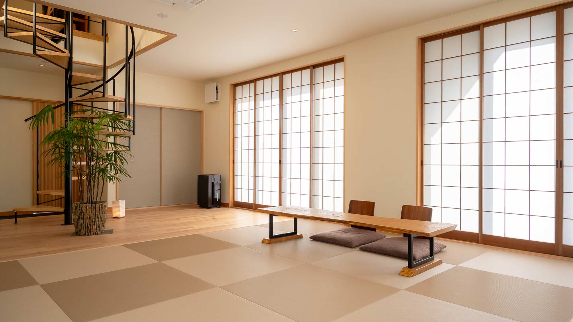 ・【客室（Komorebi）】1階に和室と洋室、2階に洋寝室がございます