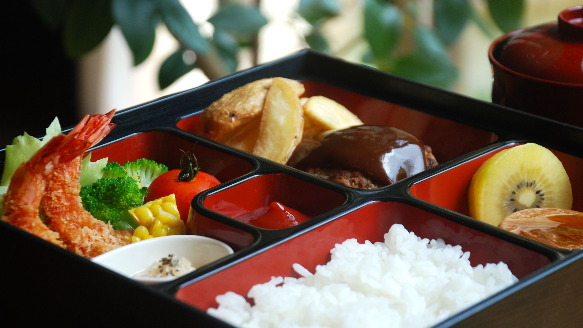 【お子様のお食事一例】小さいお子様にはお弁当でご用意いたします。