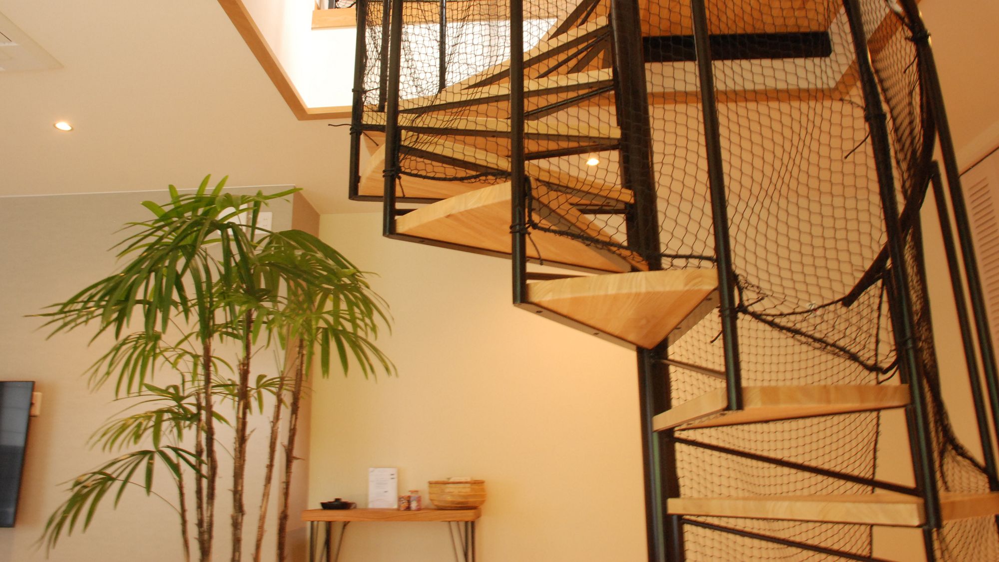 【Komorebi】乳幼児のお子様がご宿泊の際はらせん階段に安全ネットを取り付けます。