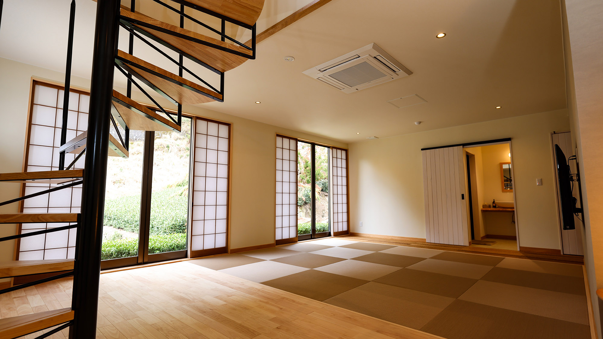 【Komorebi】吹き抜けの螺旋階段を昇ると、星空が観れるお部屋と森の隠れ家のような寝室。
