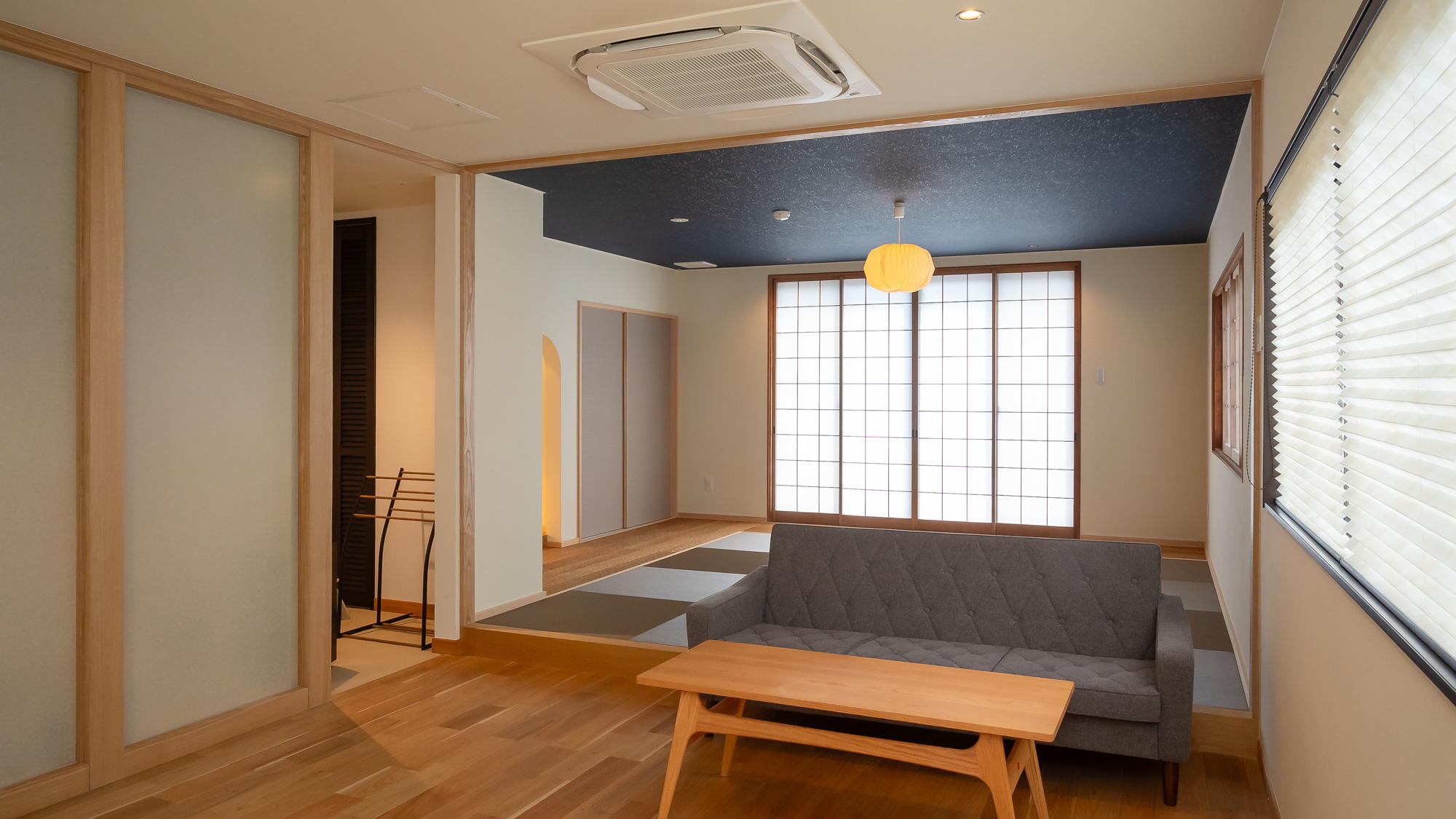 【Hoshiyama】ぬくもり感じる木組みのエントランスホールを昇った先に、お部屋の扉が現れます。