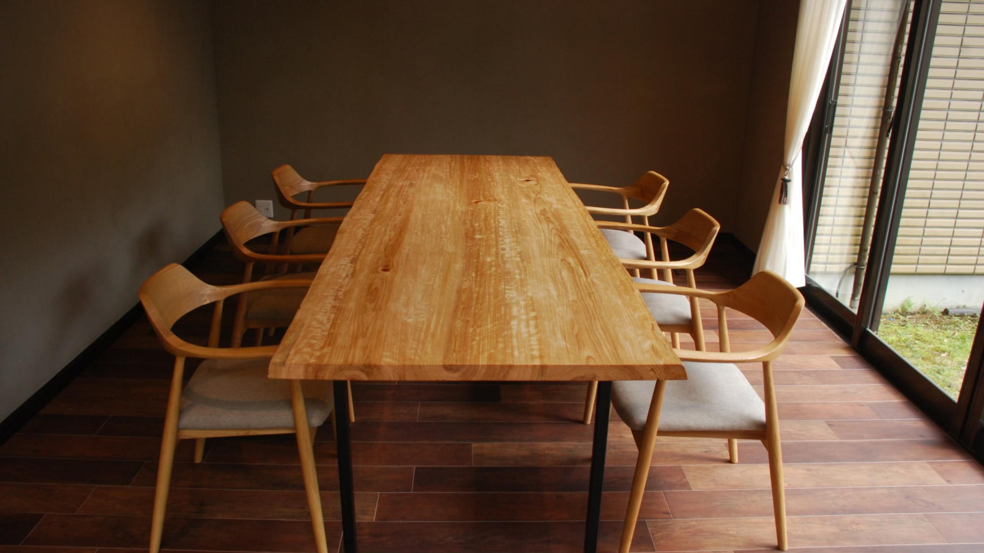 【ラウンジダイニング】大きな窓から見える緑の景色を楽しみながらのお食事をお愉しみください。