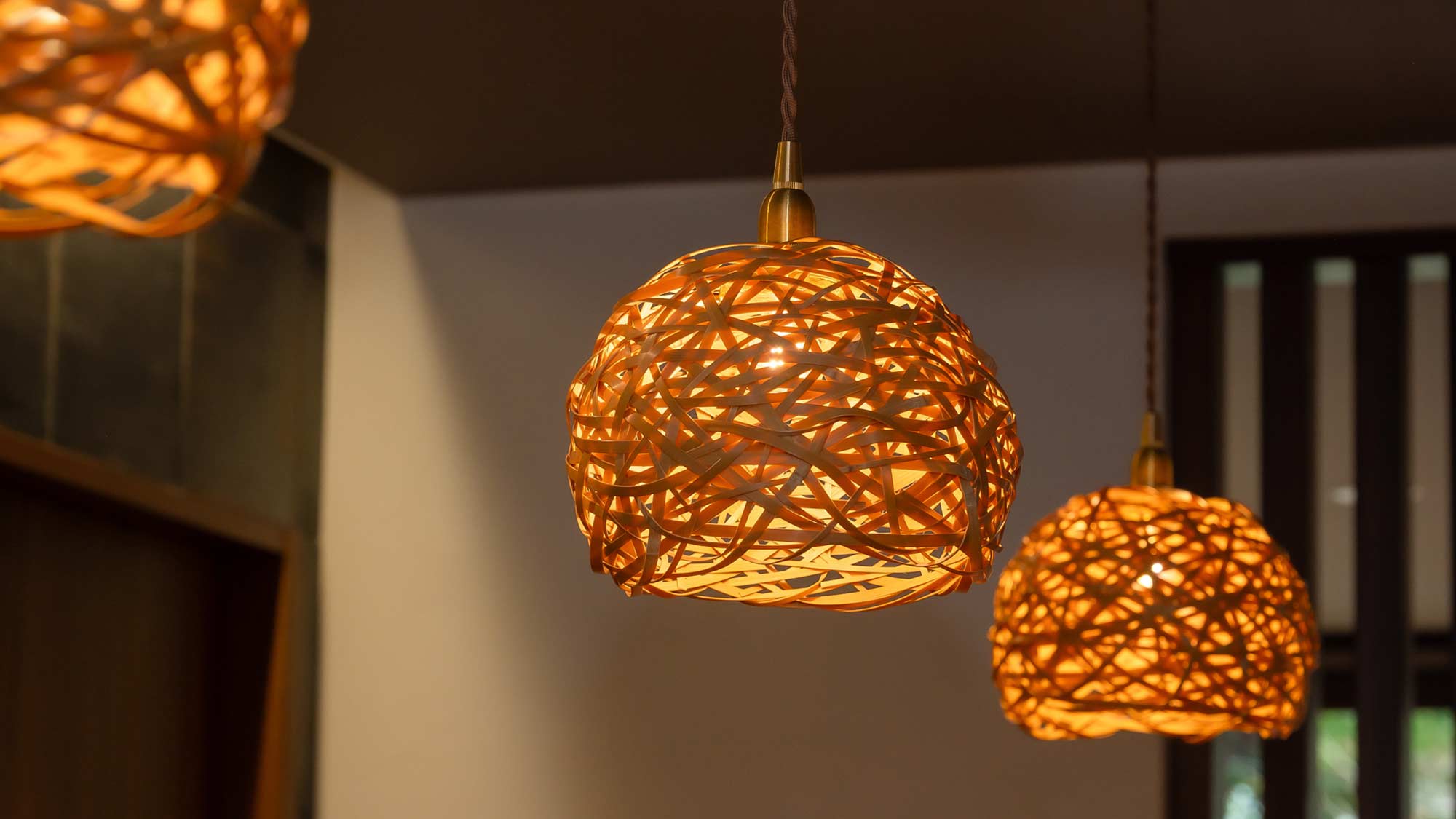 ・【館内照明】『竹工房キコ』の職人が製作した照明が優しく館内を照らします