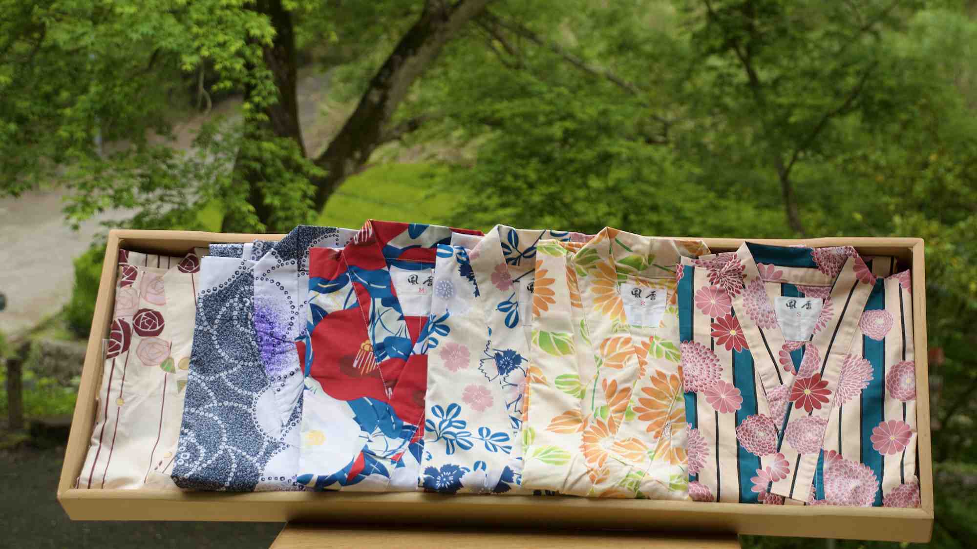 【選べる浴衣】嬉しい女性特典♪色とりどりの浴衣の中から、お気に入りの一枚を羽織ってお過ごしください。