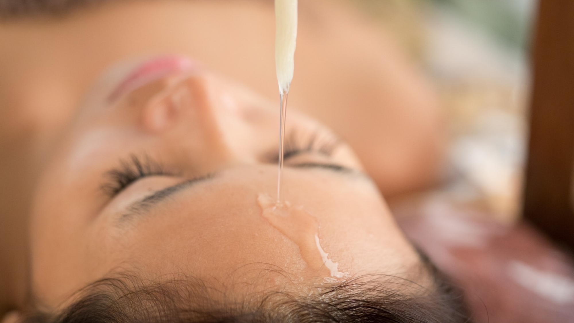 【ヘッドスパ体験】ヘッドマッサージに加え、額にオイルを垂らすことでバランスを整えます。