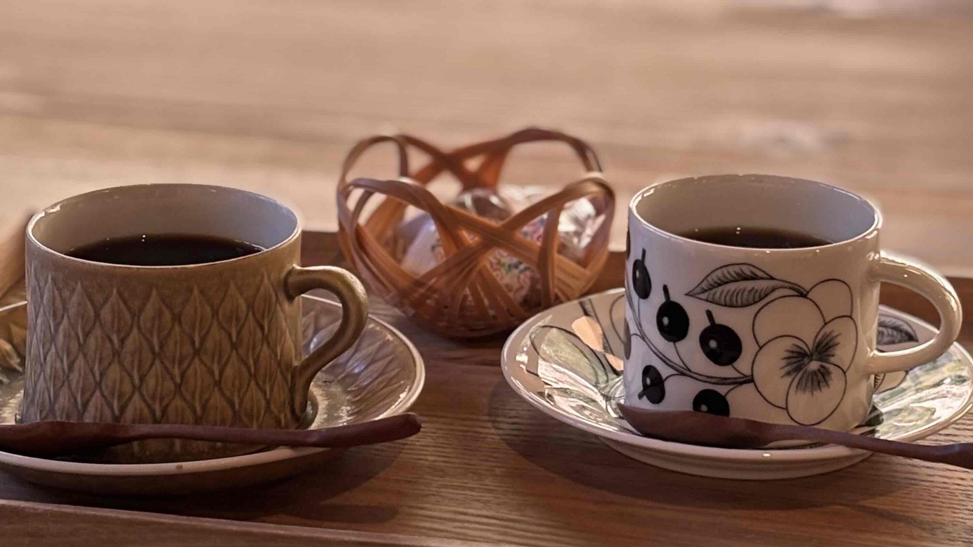 【ご朝食後のドリンク】コーヒーか紅茶をご用意いたします。カフェインレスのご用意もございます。