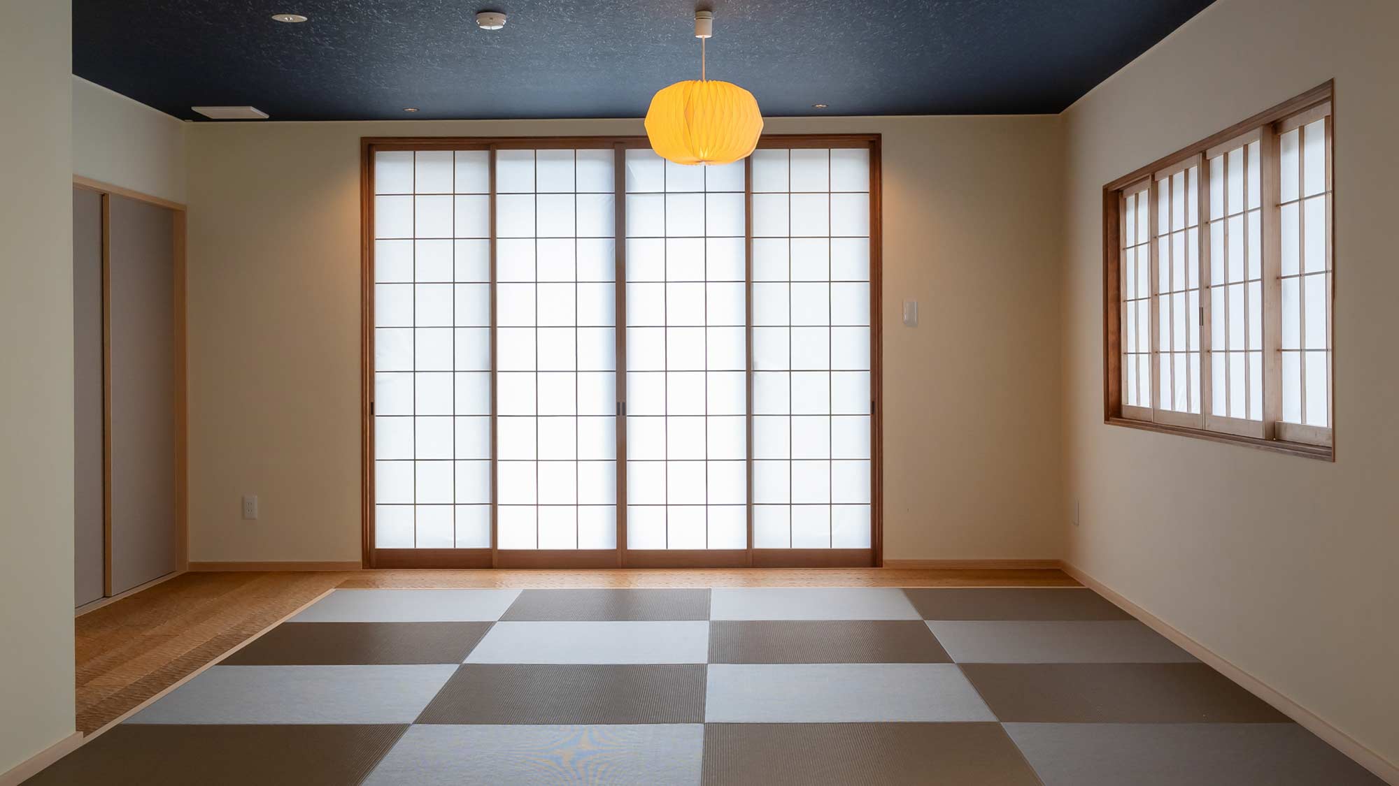 ・【客室（Hoshiyama）】小上がりの畳スペースがある和洋室