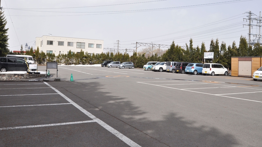 【駐車場】60台駐車可能な広々駐車場です。（無料）
