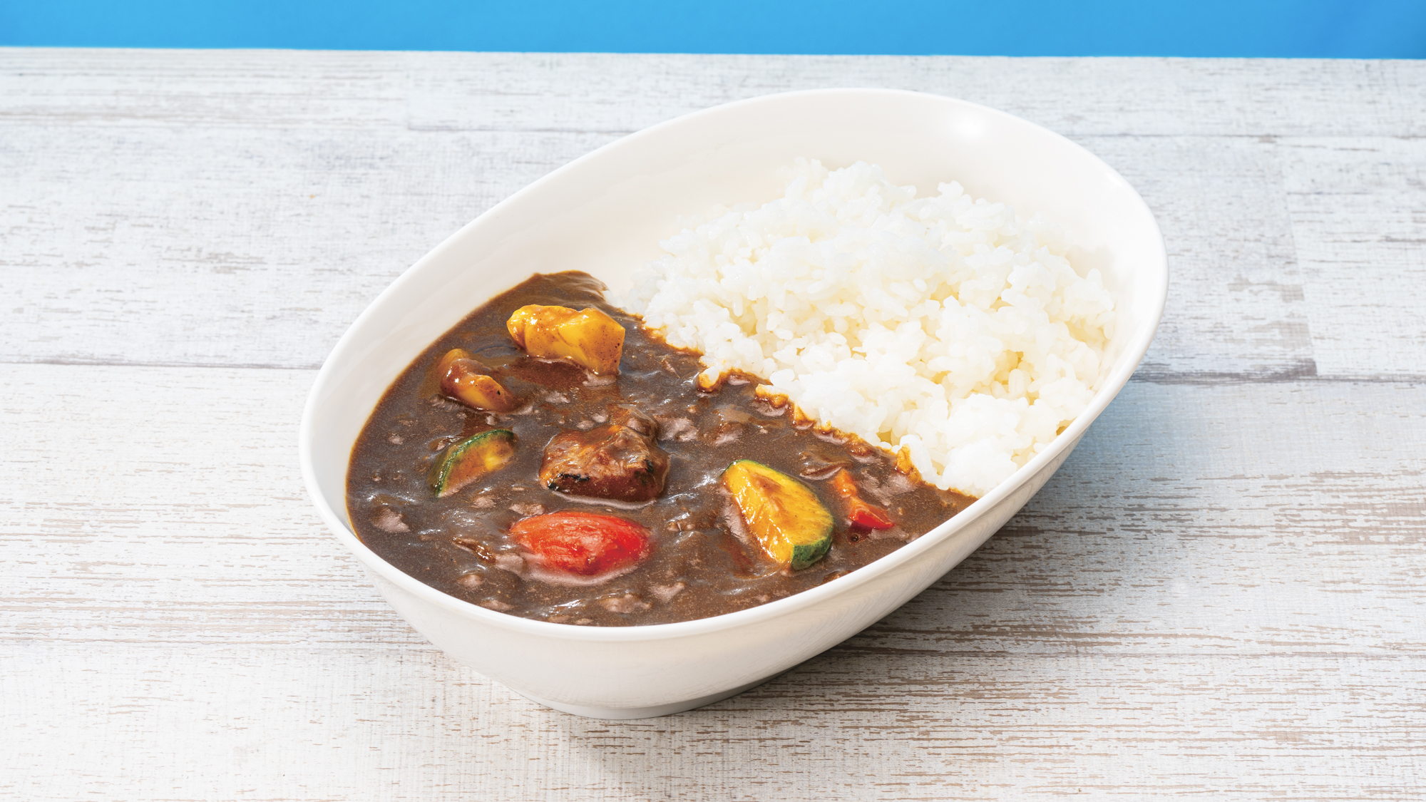 南国らしい香辛料を効かせたカレー。食欲をそそる香りとコクで、エネルギッシュな一日の始まりにぴったり