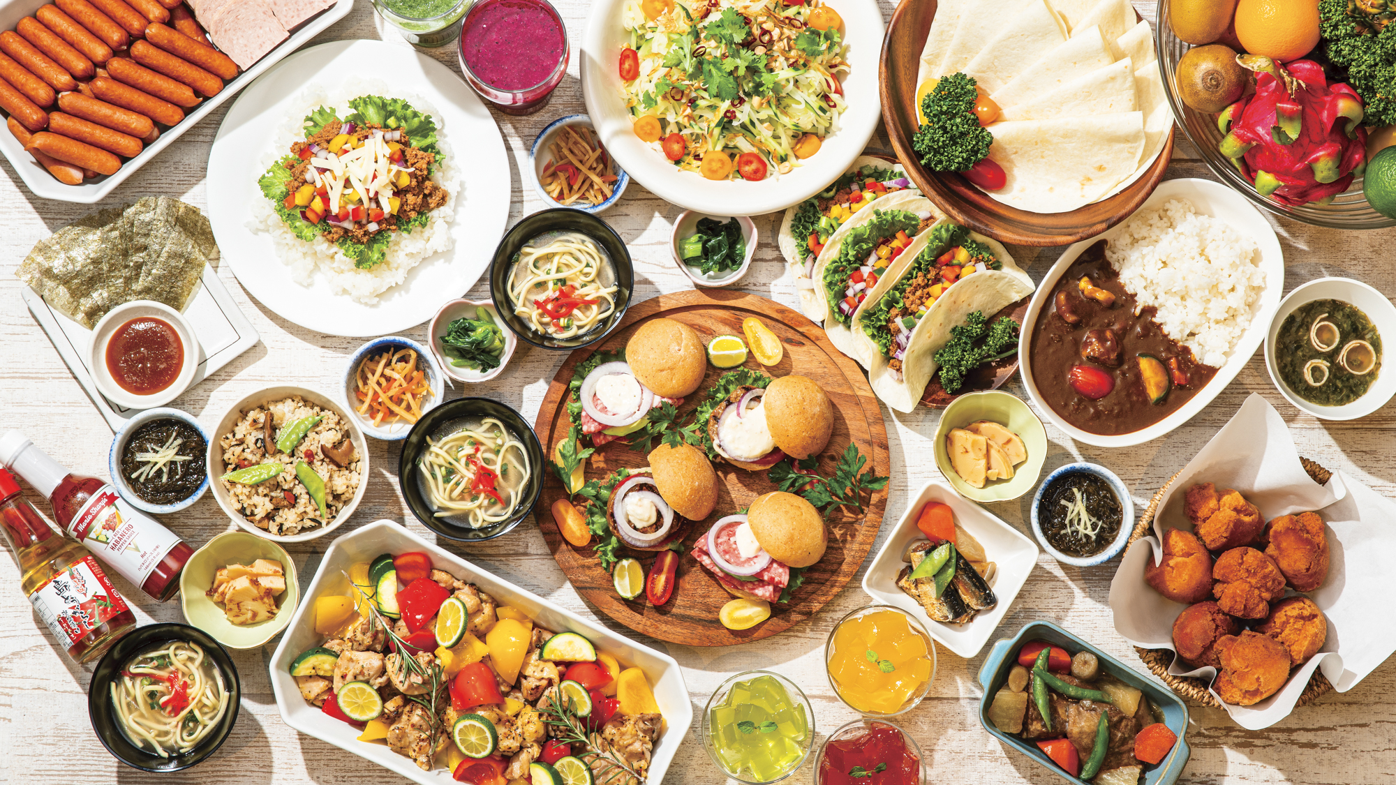 南の風とともに楽しむ、沖縄ならではの朝食ビュッフェ。自然の恵みが旅のはじまりを明るく照らします