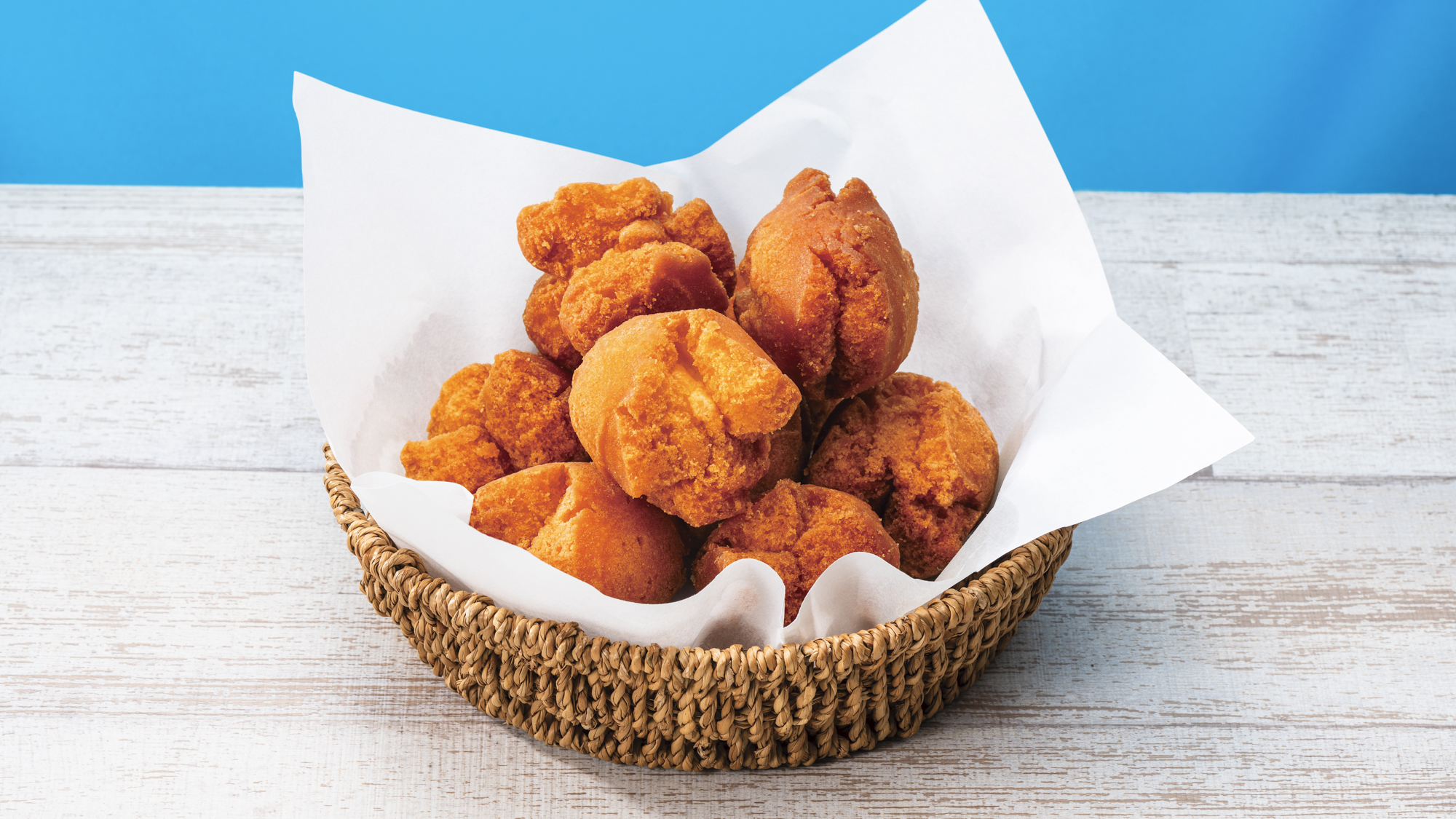 外はカリッ、中はふんわり、琉球王朝の時代から祝い菓子として親しまれてきた揚げ菓子です