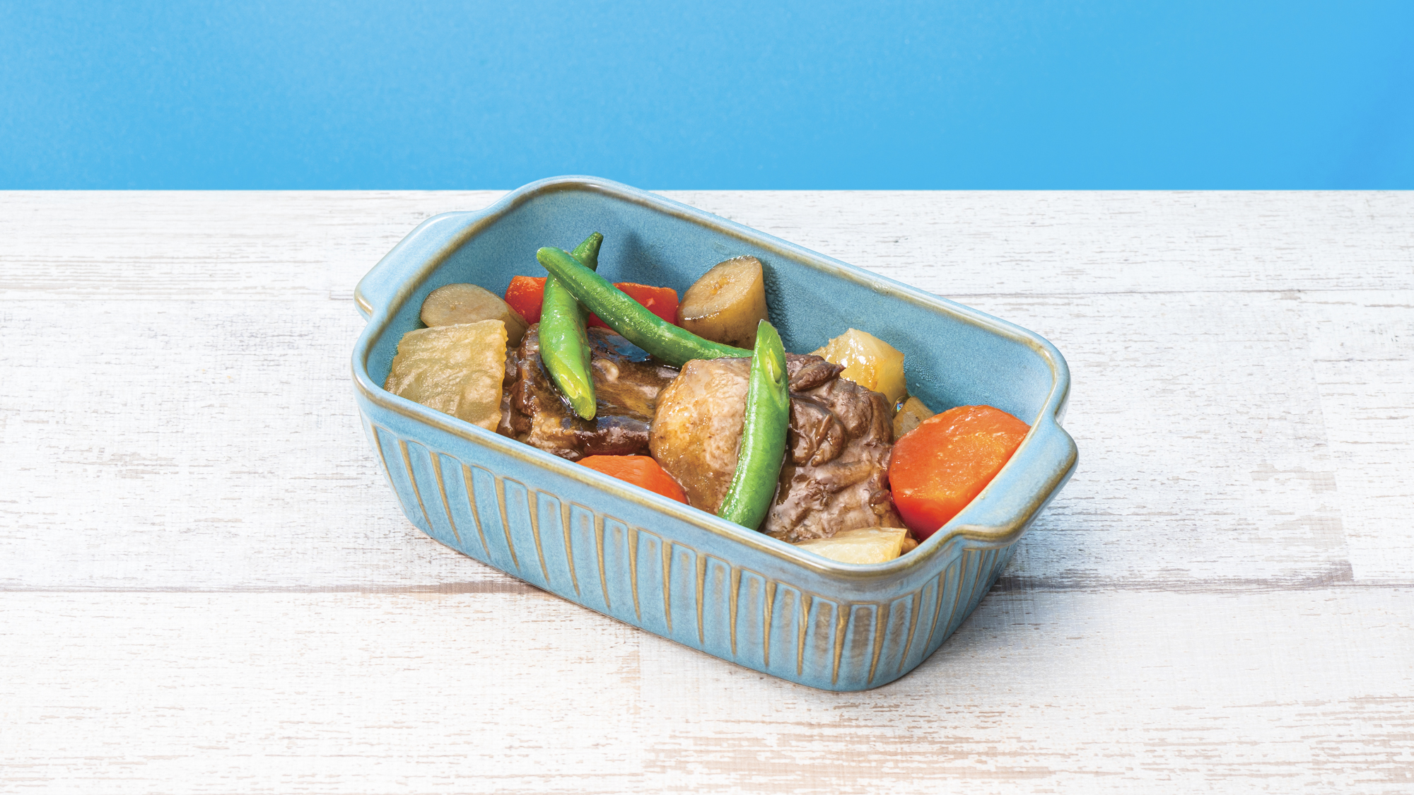 時間をかけて煮込んだ軟骨ソーキと野菜の旨みが絡む素朴な一皿