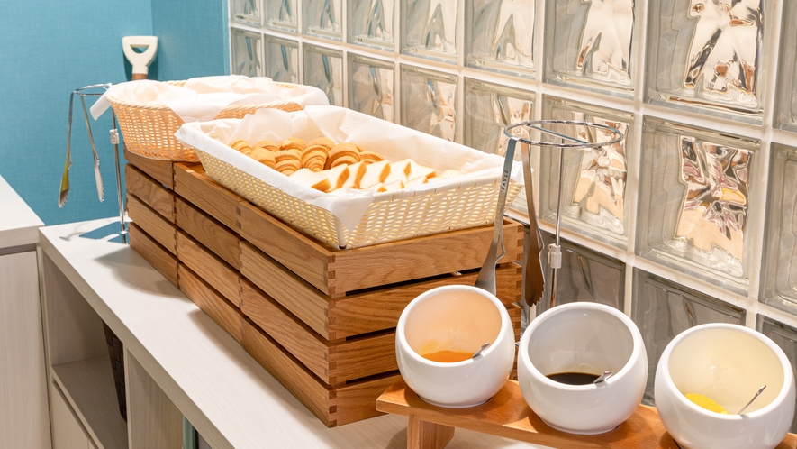 【無料朝食】那覇泊港限定の日替わりジャムをパンやワッフルにたっぷり塗ってお召し上がりください♪