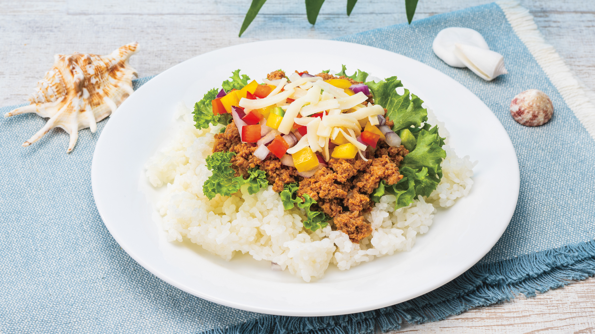 スパイシーなひき肉にチーズや野菜を合わせた、異国情緒あふれる沖縄発の定番メニューです