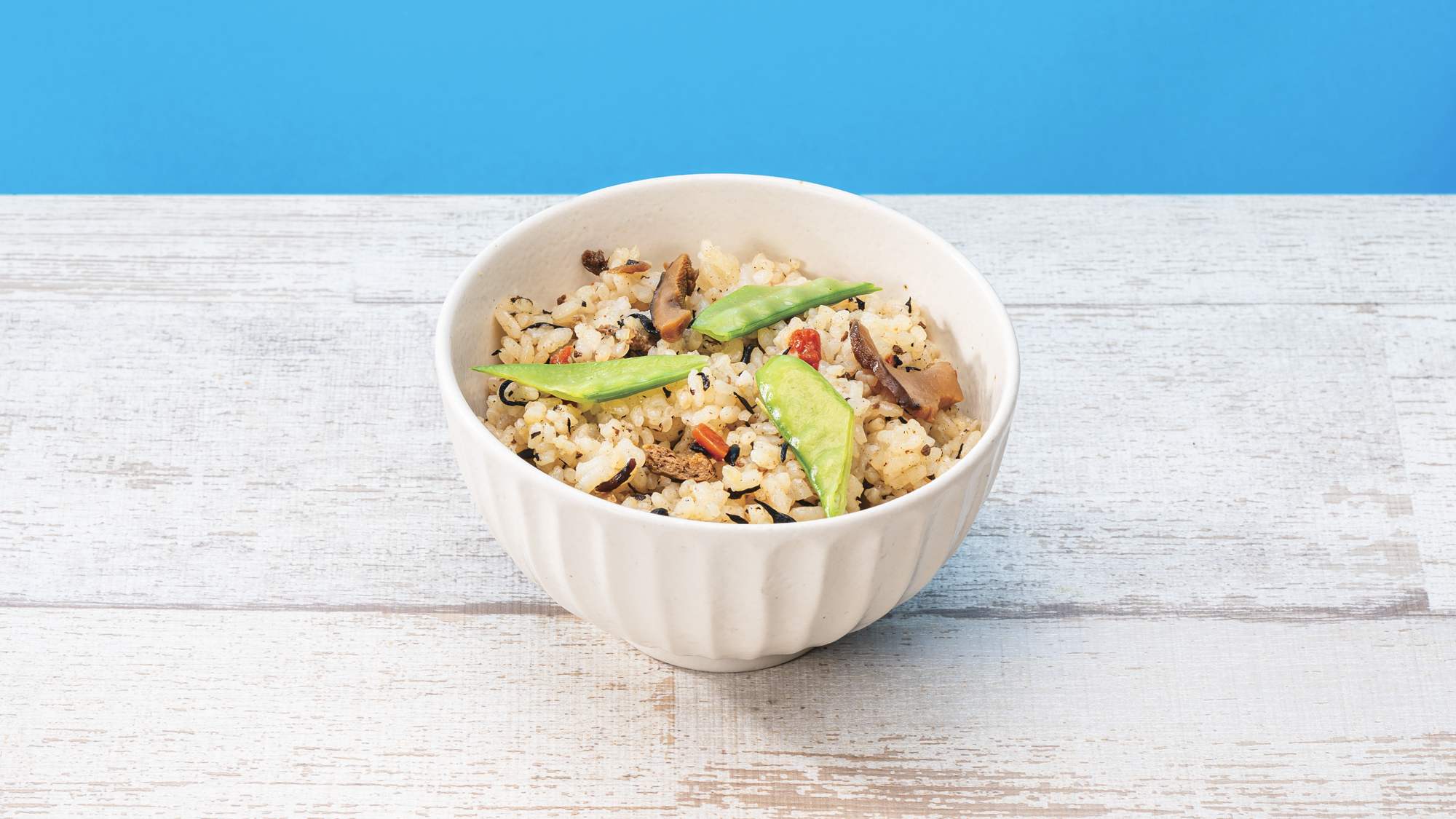 沖縄の家庭でお祝いの席などにも登場する炊き込みご飯。具材の旨みをたっぷり含んだ味わいの一品