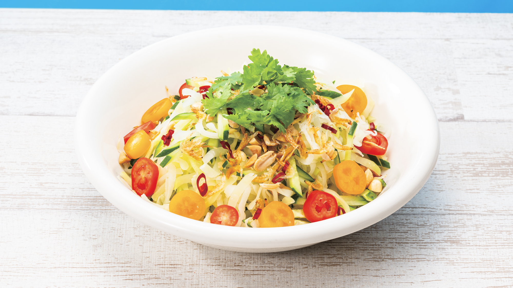 沖縄の家庭料理やお惣菜でも親しまれる青パパイヤを使ったエスニックサラダ