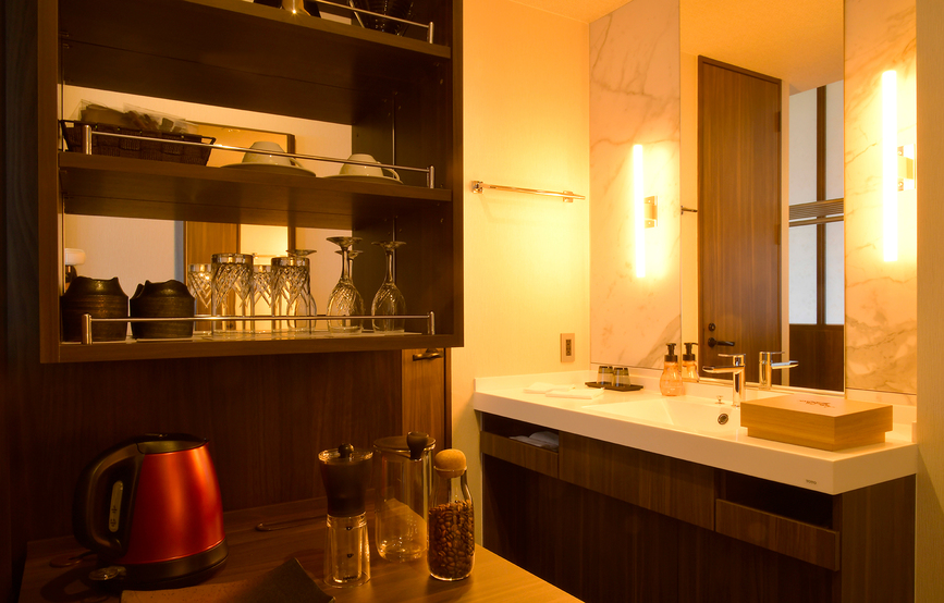 室内にはコーヒーメーカーや湯沸かし器、冷蔵庫、金庫をご用意しております