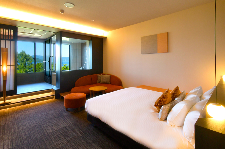 DXダブルルーム　他タイプと同様、源泉かけ流しの檜風呂でおくつろぎ頂けます。