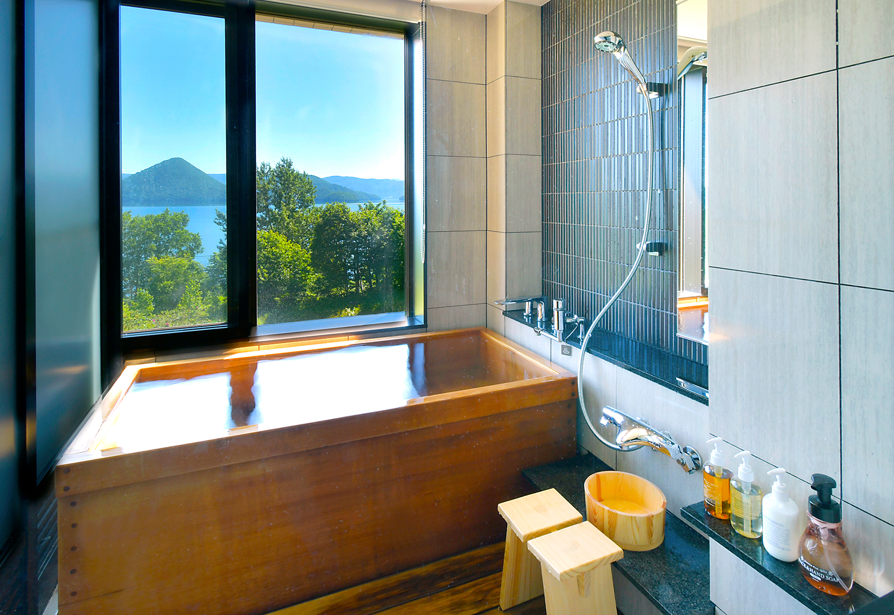 全室にレイクビューの源泉掛け流し展望風呂を備えております。ゆったりおくつろぎください。