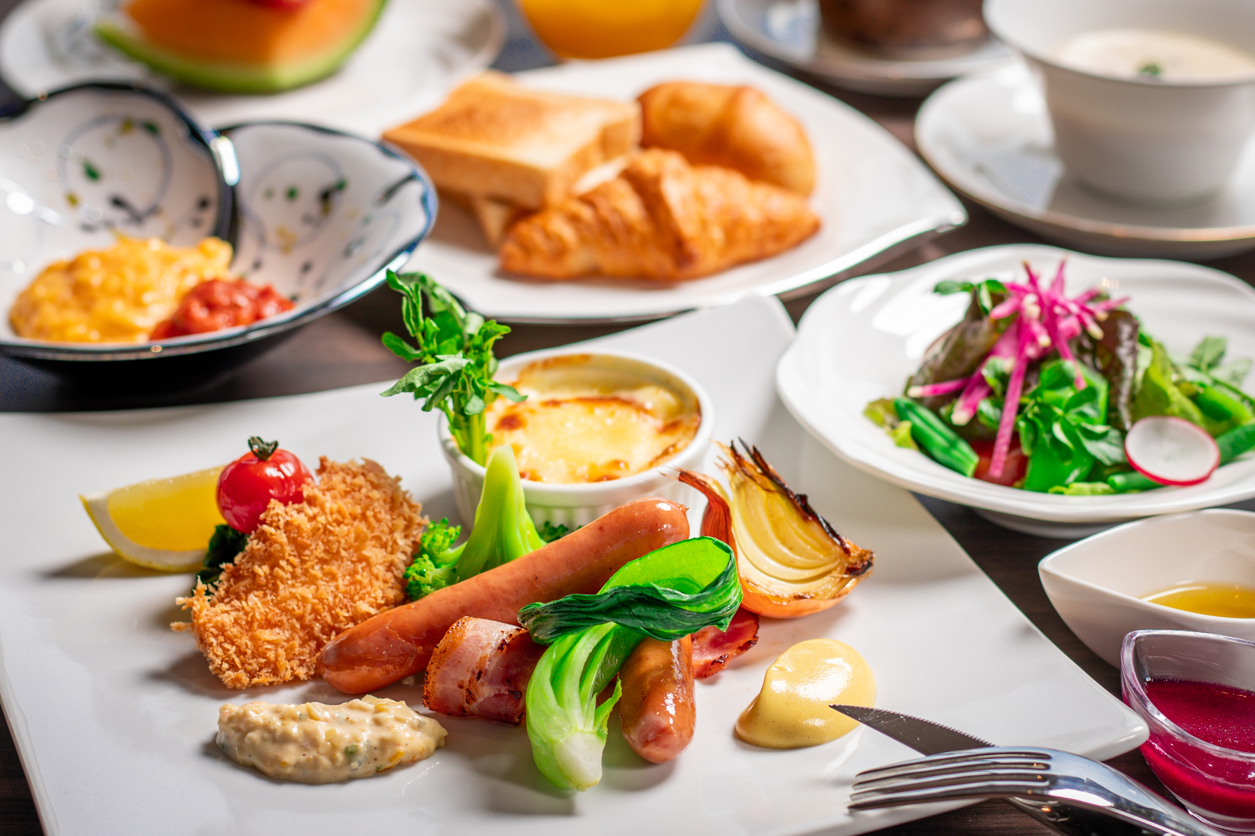 総料理長自慢の夕食は四季の旬を生かした創作料理。洞爺周辺はもちろん、北海道の食材にこだわっています。