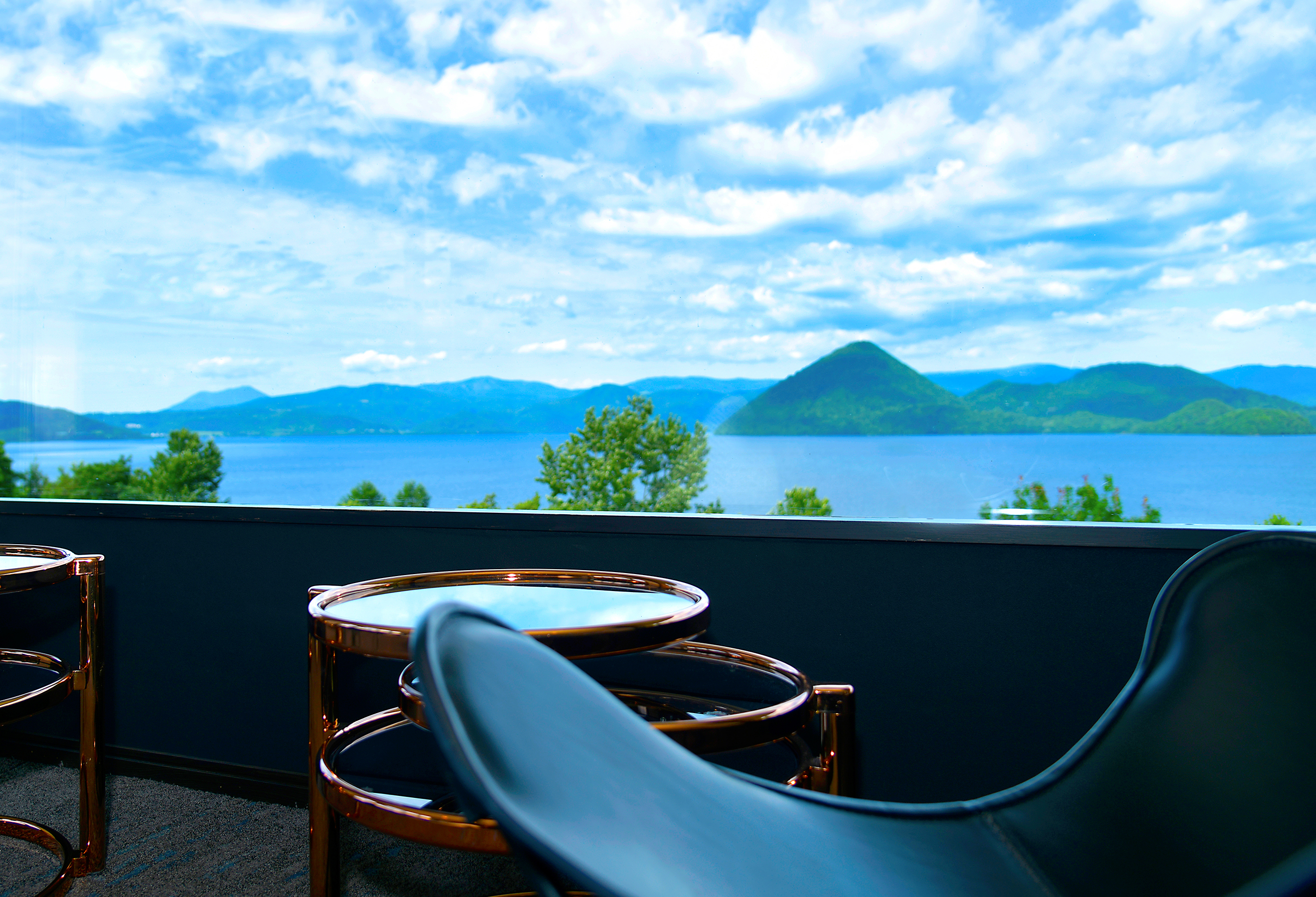 ２Fにはどなたでもゆったりと景色を楽しみながらくつろぎの時間を過ごせるラウンジがあります。